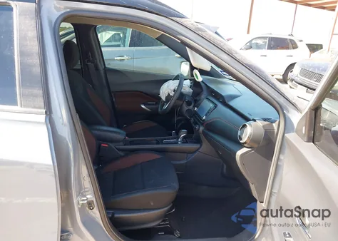 2023 Nissan Kicks Sr Xtronic Cvt z USA, uszkodzony, nr VIN 3N1CP5DV3PL561448